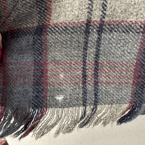 Ben Nevis Pure New Wool Plaid Triangle Scarf Gray Fringe Great Britain Preppy - Picture 6 of 9